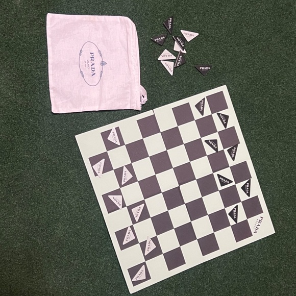 PRADA CHECKERS BOARD GAME RARE - Picture 4 of 5
